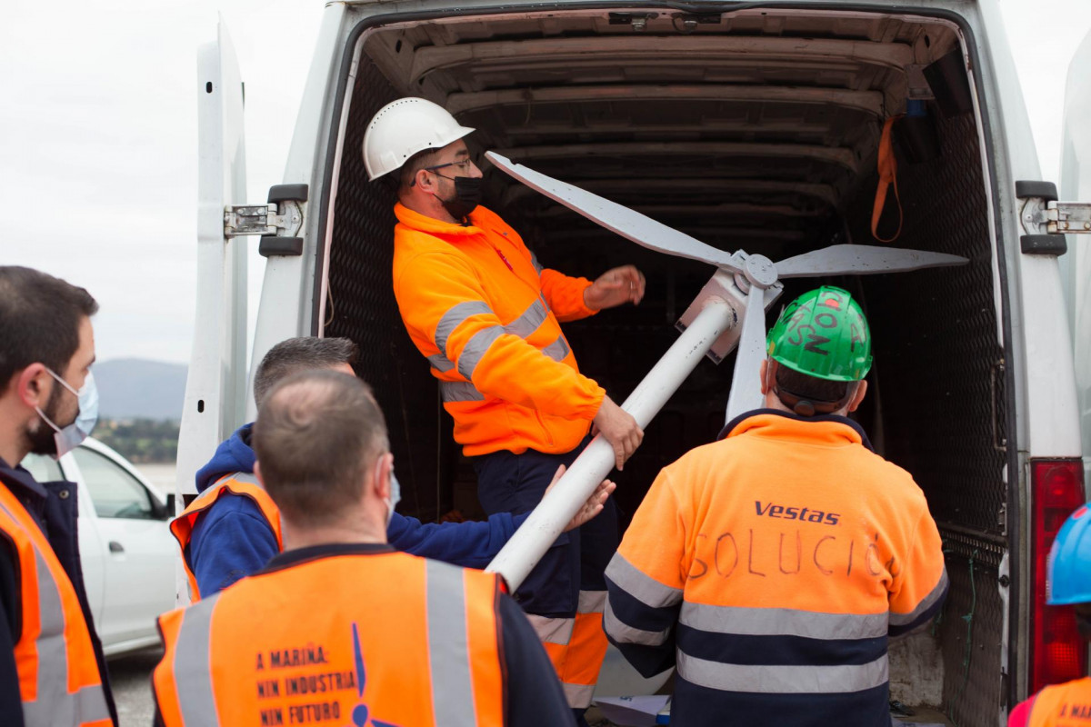 Archivo - Varios hombres con un aerogenerador de la empresa Vestas, antes de una concentración, a 12 de noviembre de 2021, en la salida do Porto, Foz, Lugo, Galicia, (España). Los trabajadores de Ve