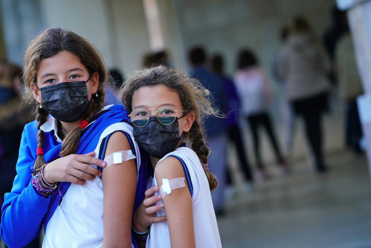 Dúas nenas tras recibir a vacina en Santiago.