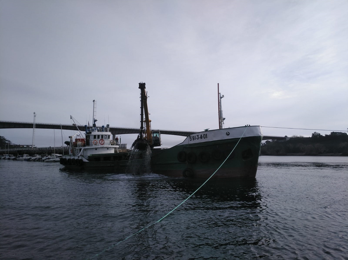 Arquivo - A dragaxe leva a cabo nos portos de Ribadeo (Lugo)