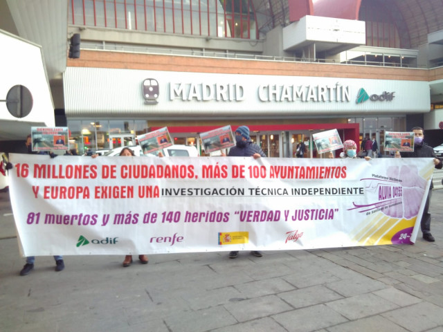 Vítimas de Angrois, en Chamartín, onde protestan pola inauguración 