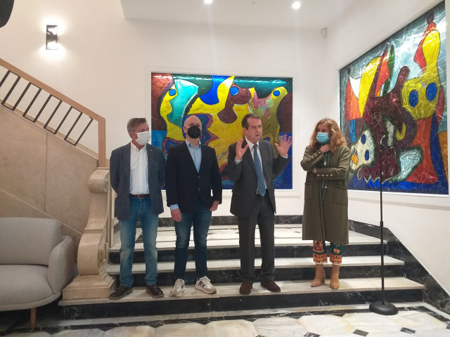 O escultor Andrés Conde; o delegado de Zona Franca en Vigo, David Regades; o alcalde, Abel Caballero; e a presidenta da Deputación de Pontevedra, Carmela Silva, na nova sede de Zona Franca, na rúa Areal da cidade.