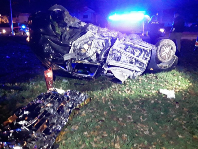 Vehículo sinistrado na Rolda Fingoi, de Lugo, cuxos catro ocupantes resultaron feridos (unha delas grave) tras saírse da vía e envorcar.