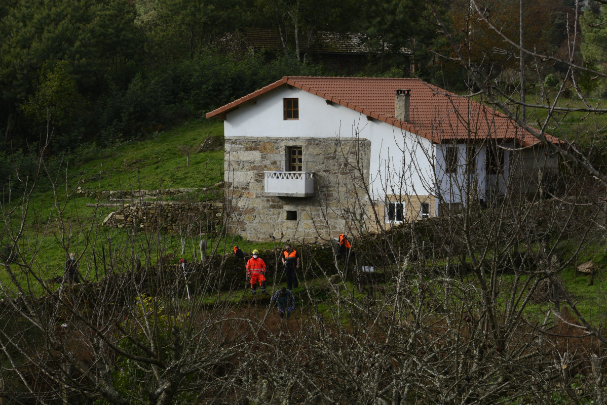 Axentes da Garda Civil nas inmediacións dunha leira de Cortegada onde onte achouse un pé enterrado, ao 22 de decembro de 2021, en Cortegada, Ourense, Galicia (España). Un operativo de l