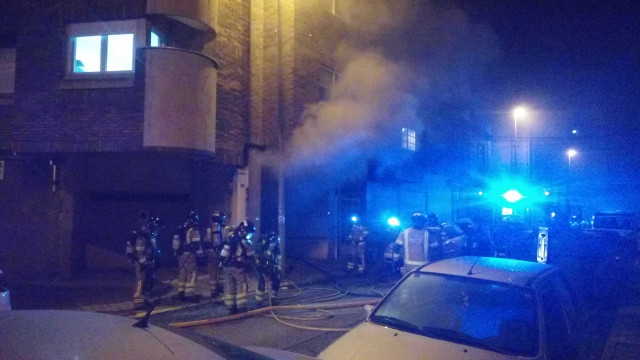 Bombeiros interveñen nun incendio nun garaxe de cálea Escultor Nogueira de Vigo.