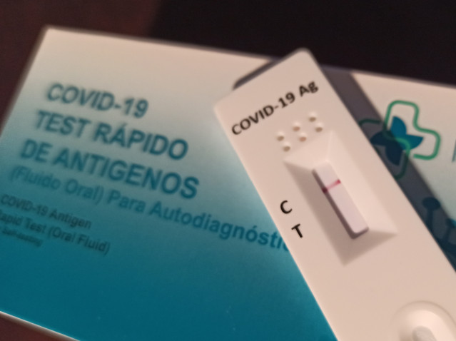 Test de antígenos de saliva, como o que as farmarcias repartirán gratis a algúns nenos galegos