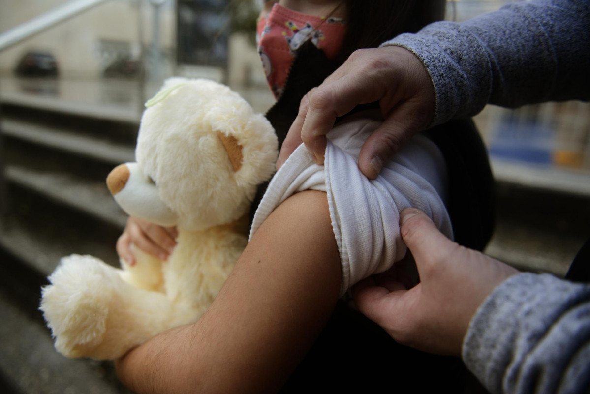 Una niña se prepara para ser vacunada, el día en el que han reanudado el proceso de vacunación infantil, en el recinto ferial de Expourense, a 4 de enero de 2022, en Ourense