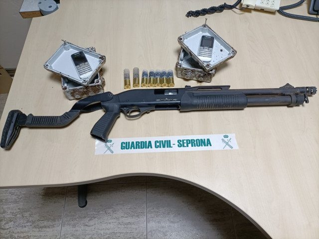Arma e munición intervenidasa pola Garda Civil a un investigado como presunto autor de caza maior furtiva en Castroverde (Lugo).