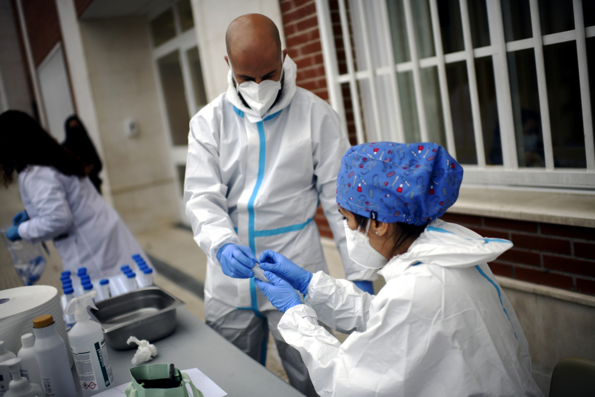 Arquivo - Sanitarios realizando  tests de RT-PCR en saliva a alumnos do Colexio Internacional Alameda de Osuna , en Madrid (España), ao 14 de decembro de 2020. O Colexio Internacional Alameda de Osuna, en colaboración de Health Diagnostic, Laboratorio S