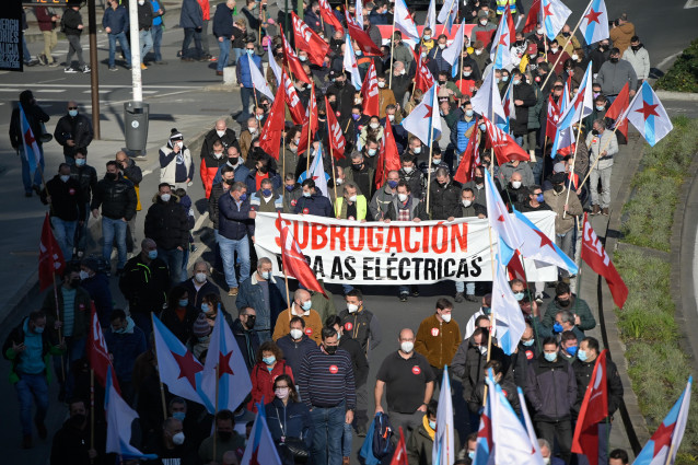 Varias persoas participan nunha mobilización convocada por CIG-Industria, de traballadores do metal, desde a Praza de Vigo ata a sede da Confederación de Empresarios na Praza Luís Seoane