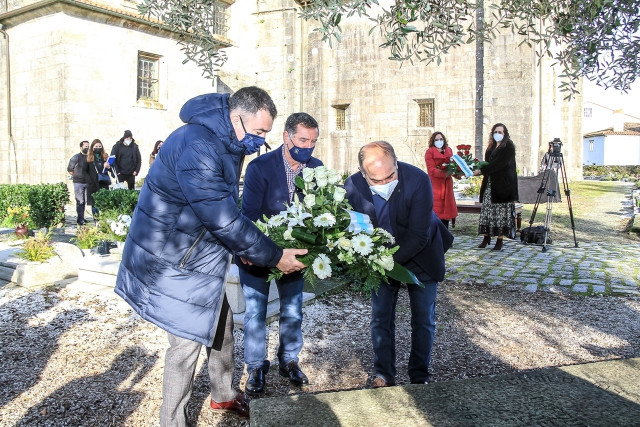 O conselleiro de Cultura, Román Rodríguez, participa nunha ofrenda floral a Camilo José Cela no 20 aniverario do seu falecemento