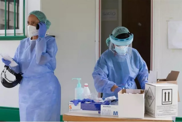 Arquivo - Dúas sanitarias preparan PCR en Monforte de Lemos (Lugo)