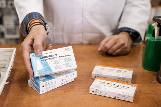 Varias caixas de probas rápidas do antígeno do SARS-CoV-2  nunha farmacia.
