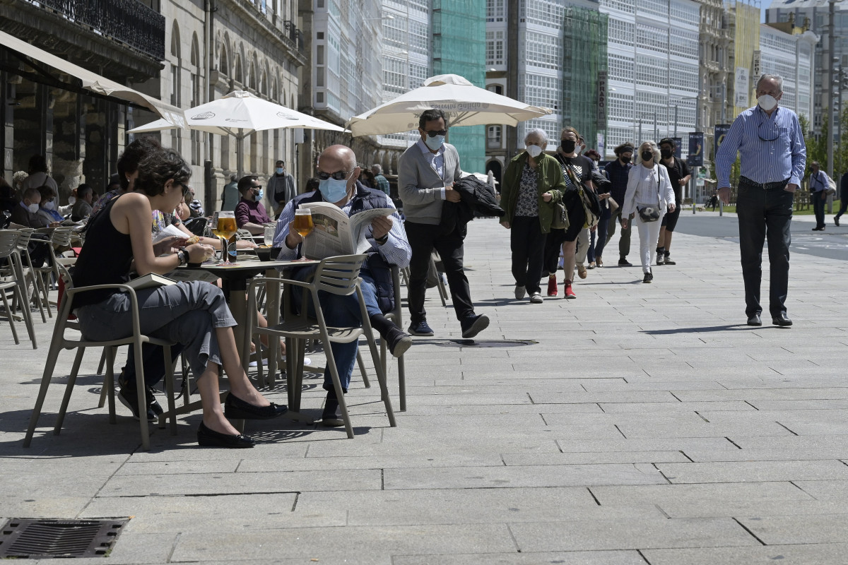 Arquivo - Un grupo de persoas charla na terraza dun local de hostalería da Coruña