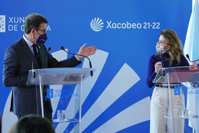 O presidente da Xunta de Galicia, Alberto Núñez Feijóo e a ministra de Transportes, Movilidad e Axenda Urbana, Raquel Sánchez, comparecen despois dunha reunión de traballo, ao 21 de xaneiro de 2022, en Santiago.