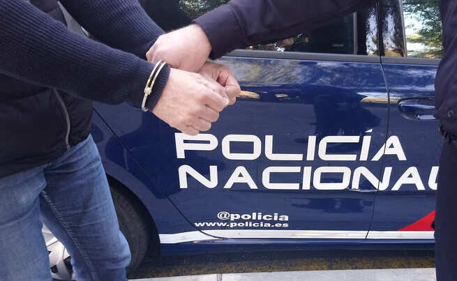 Arquivo - Un detido sae dun vehículo da Policía Nacional.