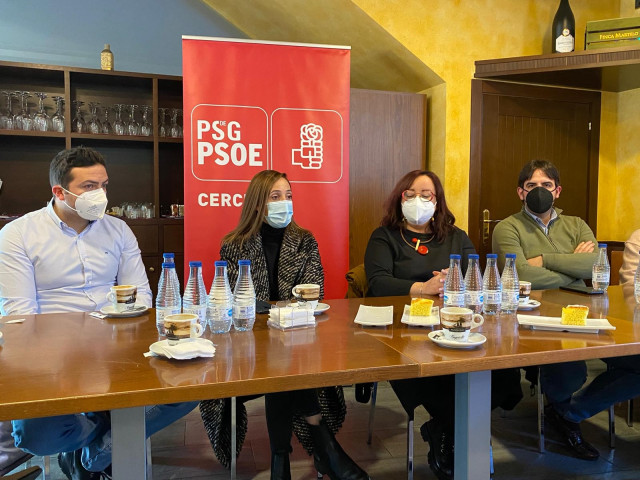 A deputada autonómica Noa Díaz, candidata a liderar o PSdeG-PSOE da provincia da Coruña, nun encontro coa militancia en Cerceda.