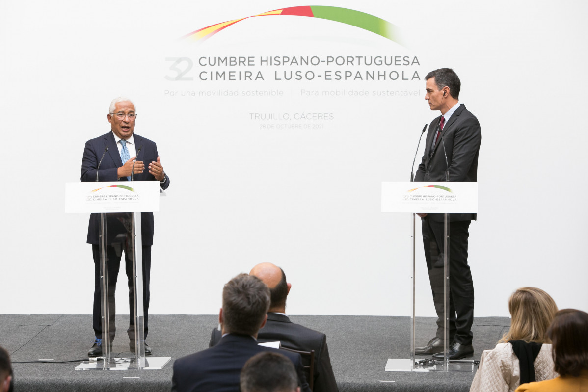 Arquivo - O primeiro ministro de Portugal, Antonio Costa (i) e o presidente do Goberno, Pedro Sánchez (d), comparecen en rolda de prensa, na XXXI Cume Hispano-Portugués