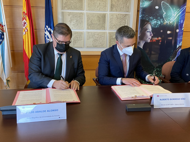 O reitor da UDC, Julio Abalde, e o director das de Galicia e Asturias de NTT DATA, Alberto Cordeiro, asinan o convenio de creación da Cátedra