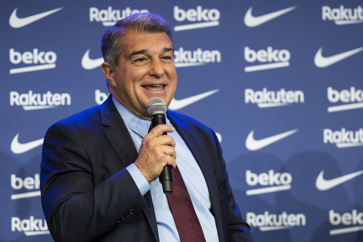 O presidente do FC Barcelona, Joan Laporta, na presentación de Dani Alves