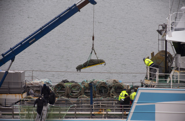 Una das vítimas mortais do naufraxio do buque galego é baixado polos operarios do pesqueiro español 'Praia Menduiña Dúas' á súa chegada ao Porto de San Xoán de Terranova, ao 19 de febreiro de 2022, en San Juan, Terranova (Canadá). Os barcos co