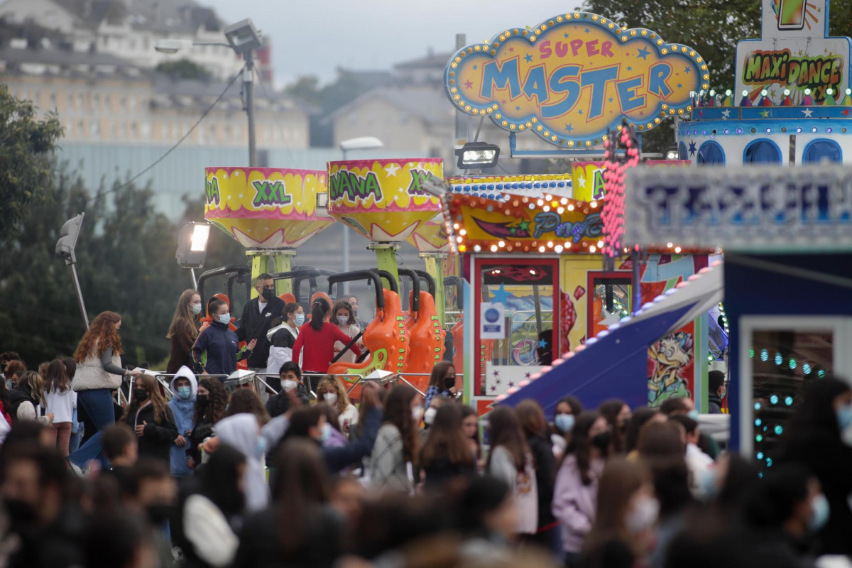 Arquivo - Varias persoas gozan dunha atracción de feira durante as festas de San Froilán, patrón de Lugo, ao 4 de outubro de 2021, en Lugo, Galicia (España). A orixe dos festexos se re
