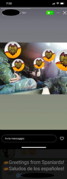 Supostos voluntarios espau00f1oles do Batallu00f3n Azov saudando aos membros dun grupo de recrutamento