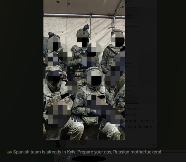 Voluntarios españois listos para patear cus rusos nunha imaxe de propaganda do Batallu00f3n Azov nun das súas canles de recrutamento