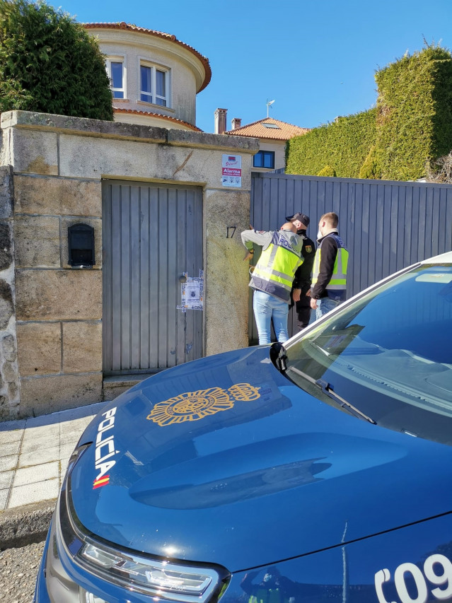 Precintados varios chalés de Vigo tras desarticular dúas organizacións dedicadas á explotación sexual de mulleres.