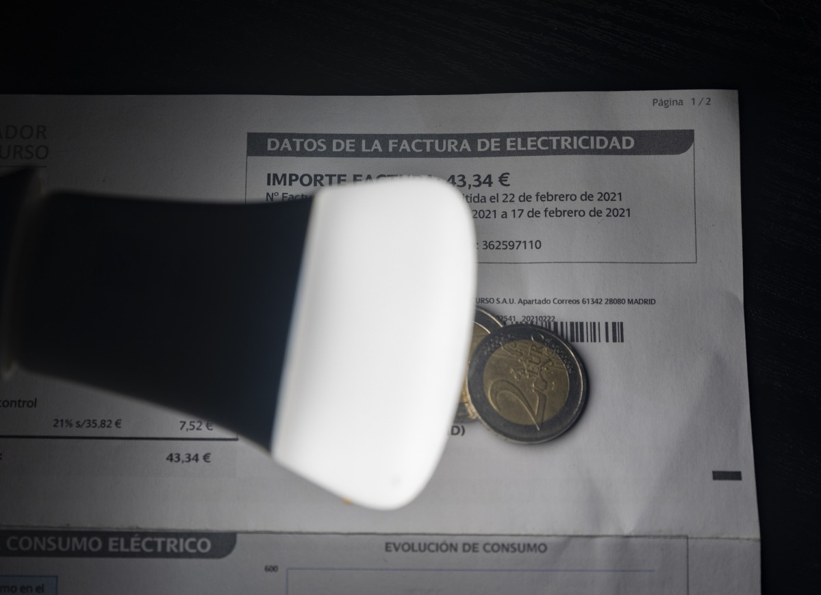 Arquivo - Unha lámpada reflicte o importe dunha factura o día en que o prezo da luz marcou un mínimo por primeira vez en dous meses, ao 27 de decembro de 2021, en Madrid, (España).