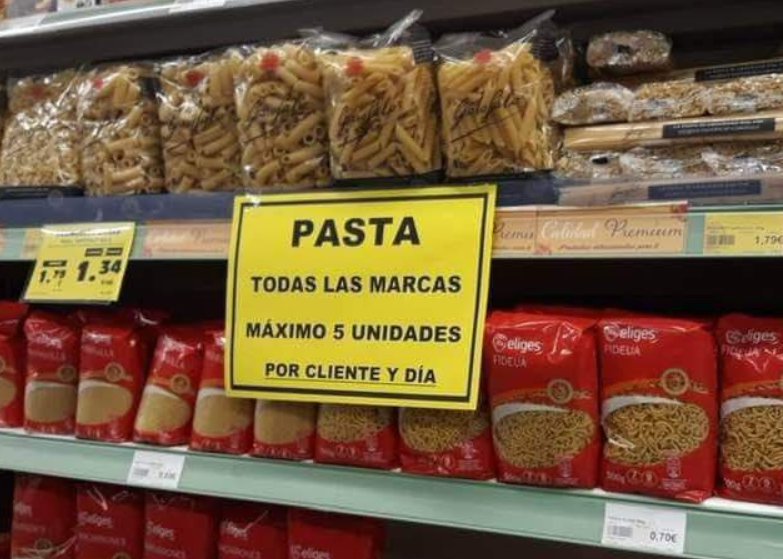 Raccionamiento de pasta nun supermercado de España nunha foto do Twitter de Inés Sainz