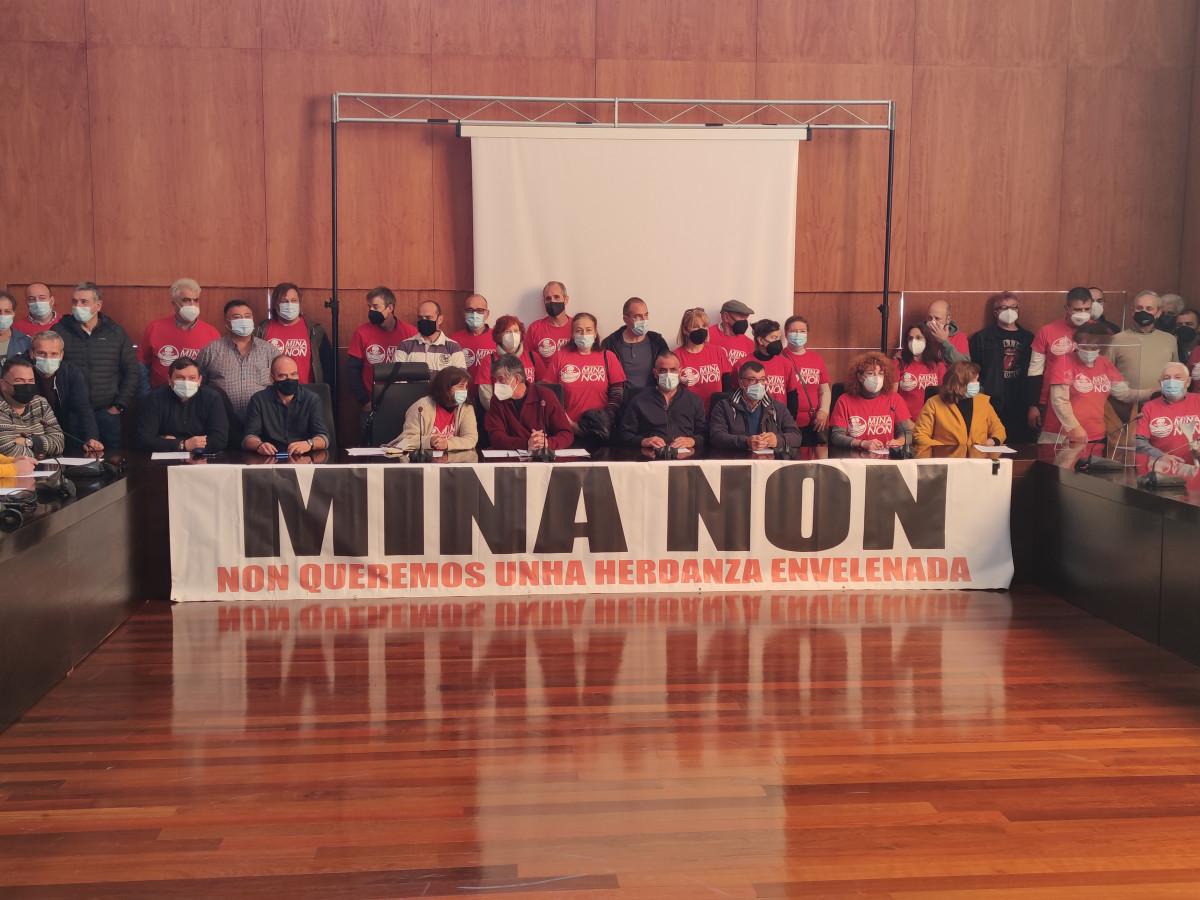Arquivo - Rolda de prensa de medio centenar de colectivos en contra do proxecto da mina de Touro-O Pino.