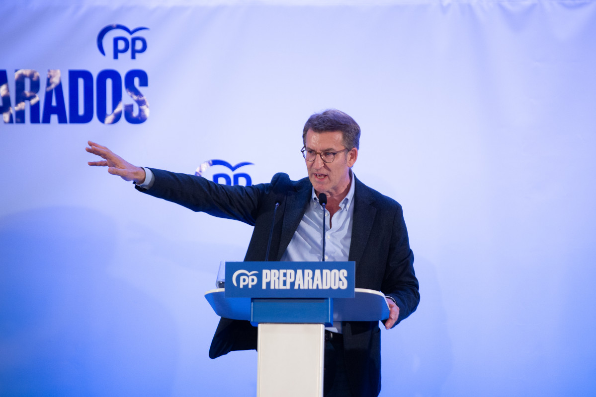 O presidente da Xunta de Galicia e precandidato á presidencia do PP nacional, Alberto Núñez Feijóo, intervén na celebración dun acto con afiliados, simpatizantes e cargos do PP de 