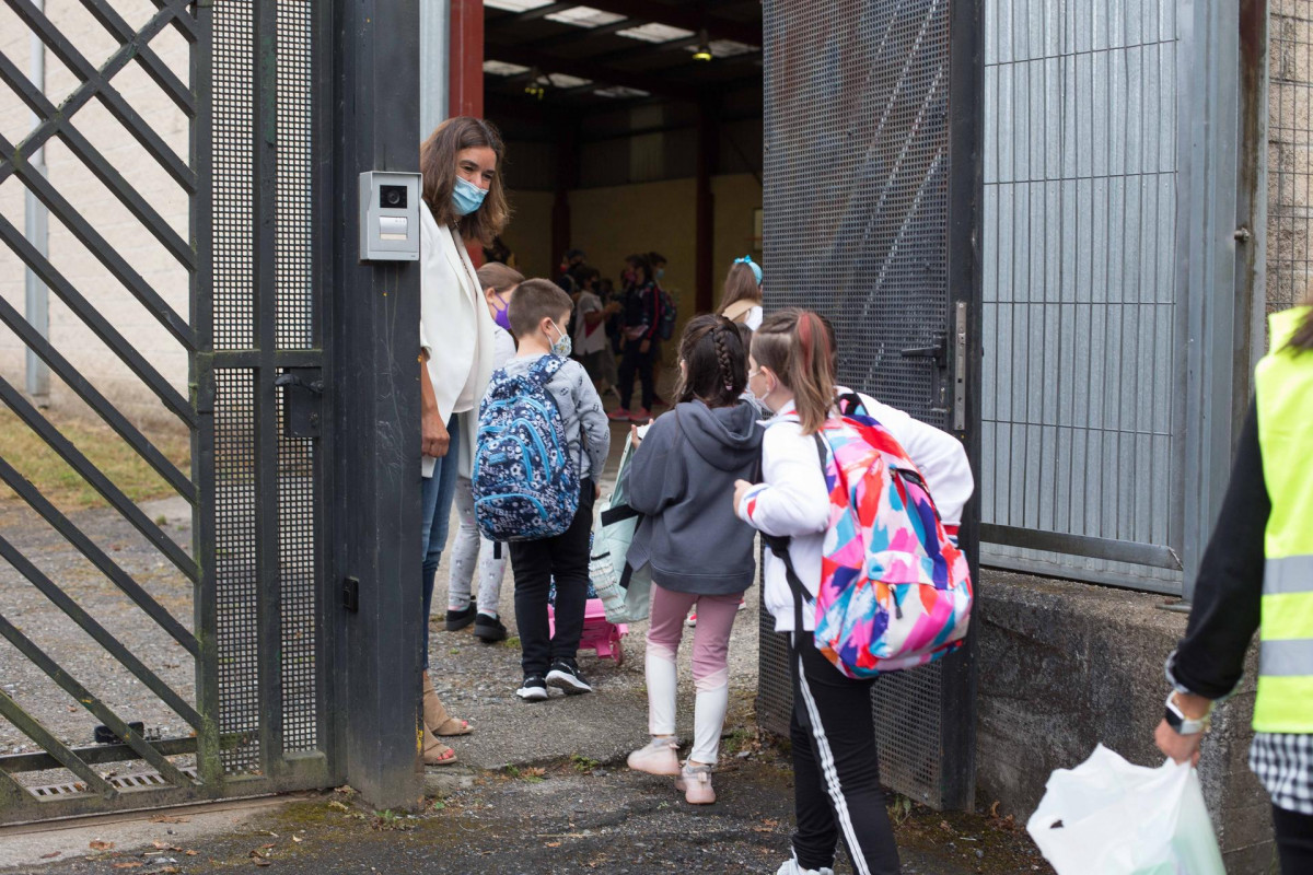 Arquivo - Varios nenos entran nun colexio en Galicia.