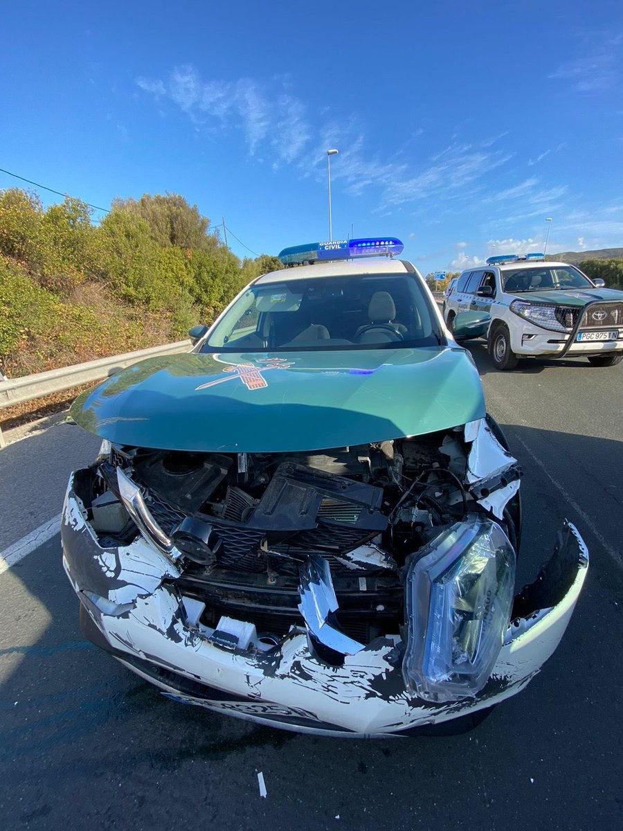 Vehículo accidentado nos piquetes da folga do metal na Liña