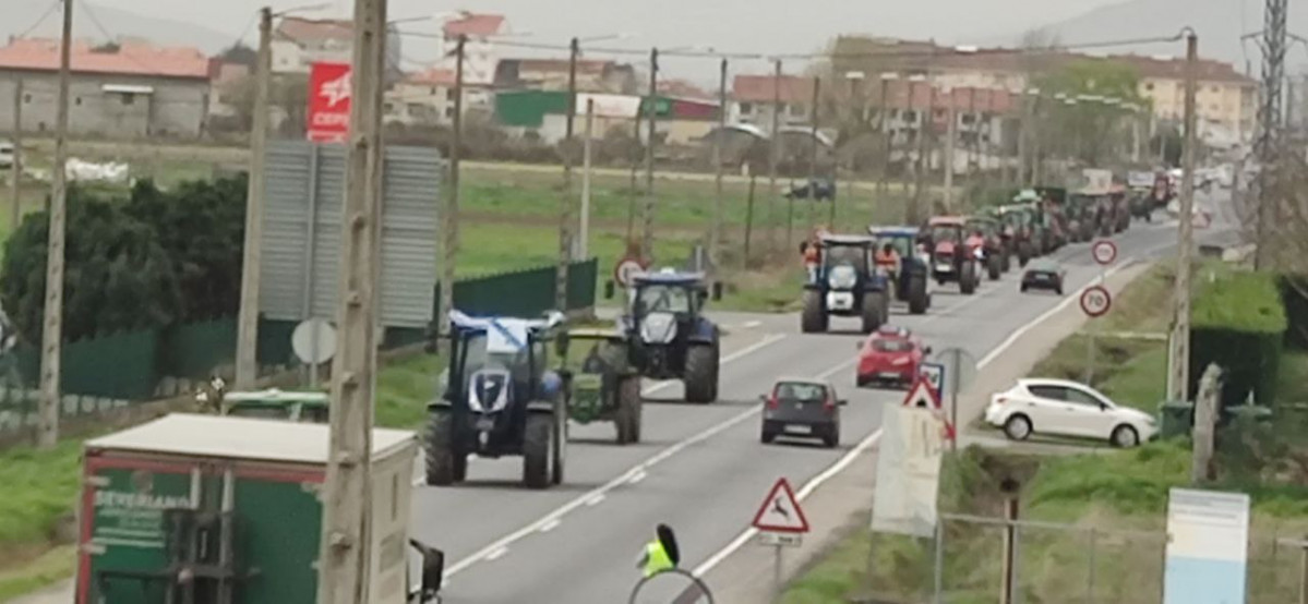 Manifestación de tractores en Xinzo polos prezos do combustible convocada polos sindicatos agrarios nunha imaxe do SLG