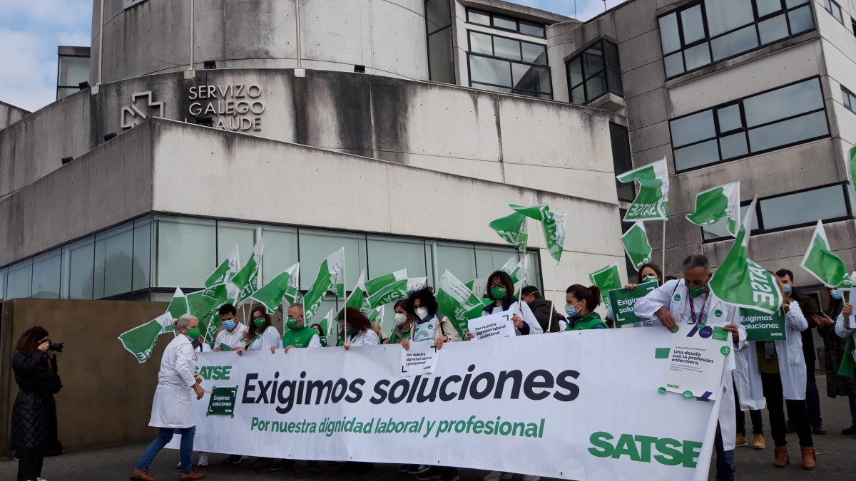 Arquivo.- Protesta de enfermeiras e fisioterapeutas convocada por Satse diante do Sergas en Santiago.