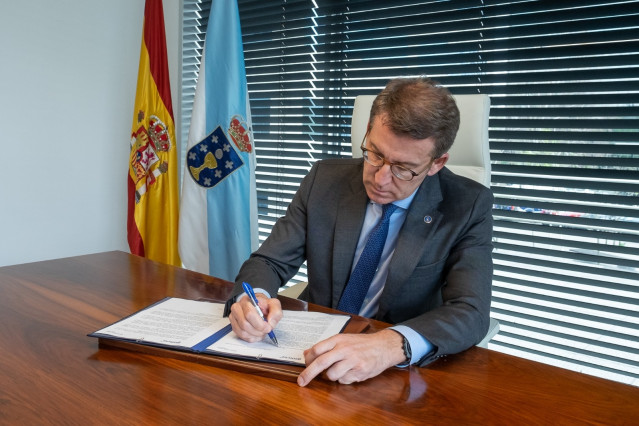 O presidente da Xunta e candidato a liderar o PP, Alberto Núñez Feijóo, asina a súa dimisión como presidente dos populares galegos