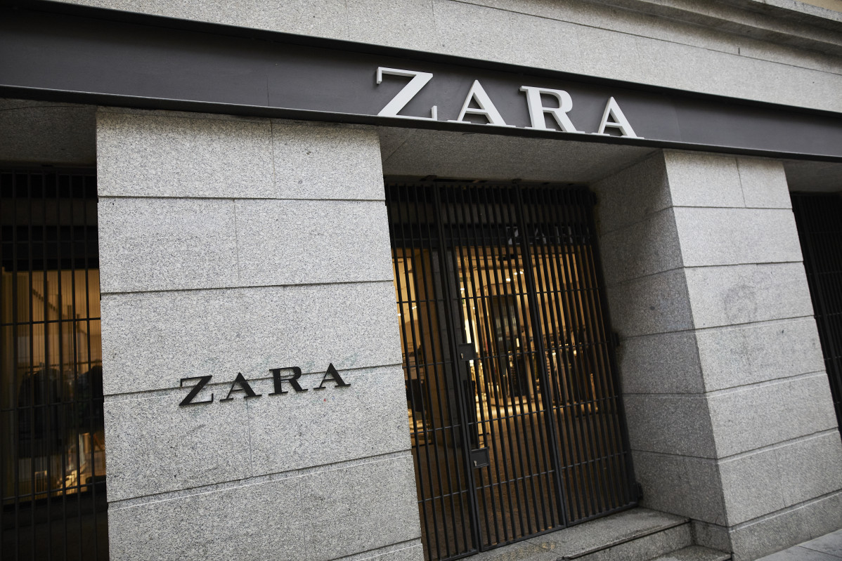 Arquivo - Unha persoa pasa á beira do primeiro local de Zara que abriu na capital xunto á Porta do Sol, en Madrid, (España), ao 14 de novembro de 2020. O local, pertencente á multinacio