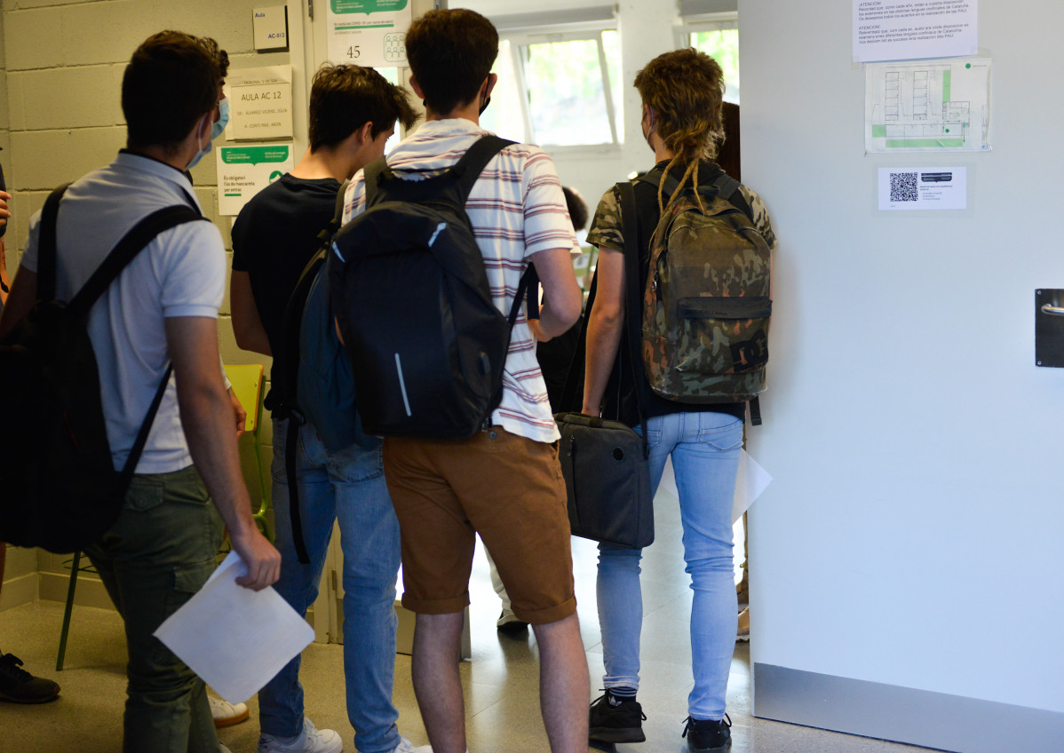Arquivo - Un grupo de estudantes, fai cola para entrar a unha aula da Facultade de Ciencias do Campus Montilivi da Universidade de Xirona e comezar os exames de selectividade 2021, a 8 de jun