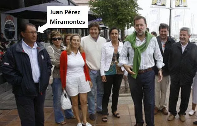 Imaxe dun dos paseos de Rajoy por Sanxenxo con Miramontes, Palmou, Vermello, Pastor e Lete Lasa nunha foto do Facebook de Manuel Barral O seu00e1nchez
