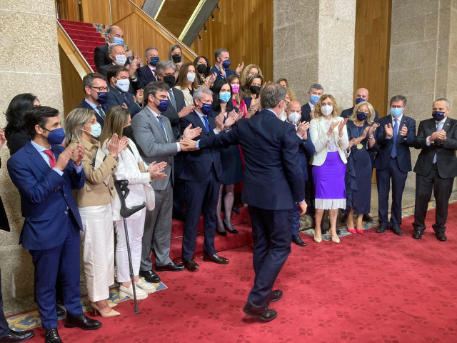 Foto de familia de Feijóo cos seus deputados.