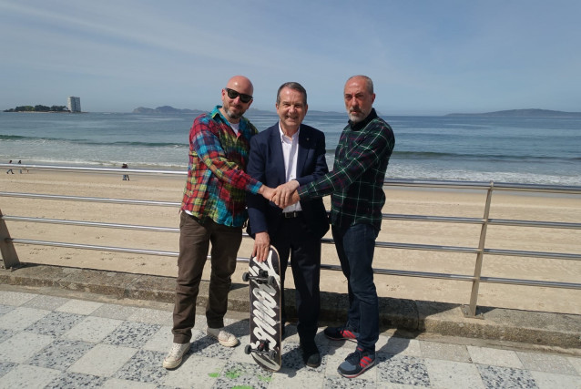 De esquerda a dereita, o organizador do Festival, Piti Domínguez, xunto ao alcalde de Vigo, Abel Caballero, e o director de Ou Marisquiño, Joako Ezpeleta.