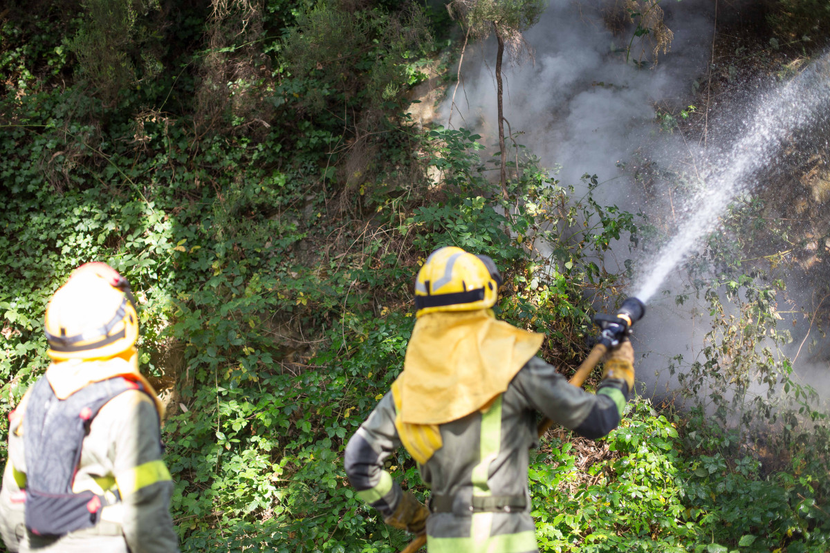 Arquivo - Dous bombeiros nun incendio forestal na parroquia de Cubilledo, no municipio de Baleira, comarca da Fonsagrada, ao 18 de agosto de 2021, en Lugo, Galicia (España). Segundo a Conselle