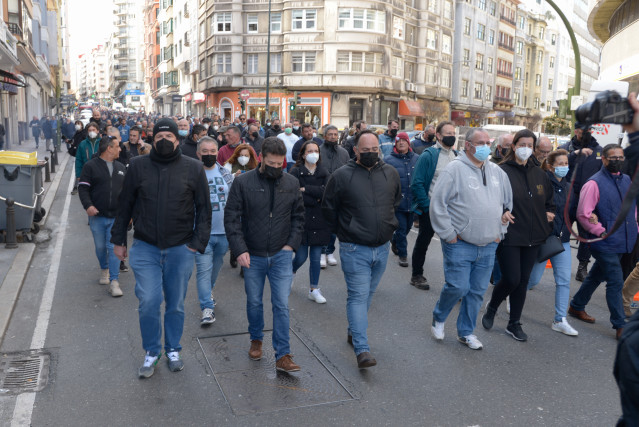 Arquivo - Manifestantes participan nunha marcha tras a morte dun traballador da refinería de Repsol na Coruña