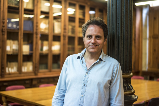 Arquivo - O escritor Domingo Villar, na biblioteca da Escola Municipal de Artes e Oficios de Vigo.
