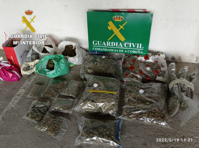 Marihuana intervida pola Garda Civil ao acudir polo incendio dunha vivenda en Rianxo.