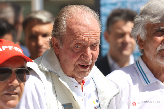 O Rey Juan Carlos pousa á súa chegada ao Náutico, ao 20 de maio de 2022, en Sansenxo (España).