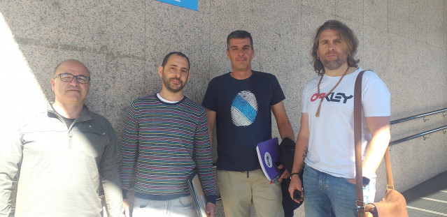 Representantes da CUT na planta de Stellantis en Vigo, ás portas dos xulgados da cidade.