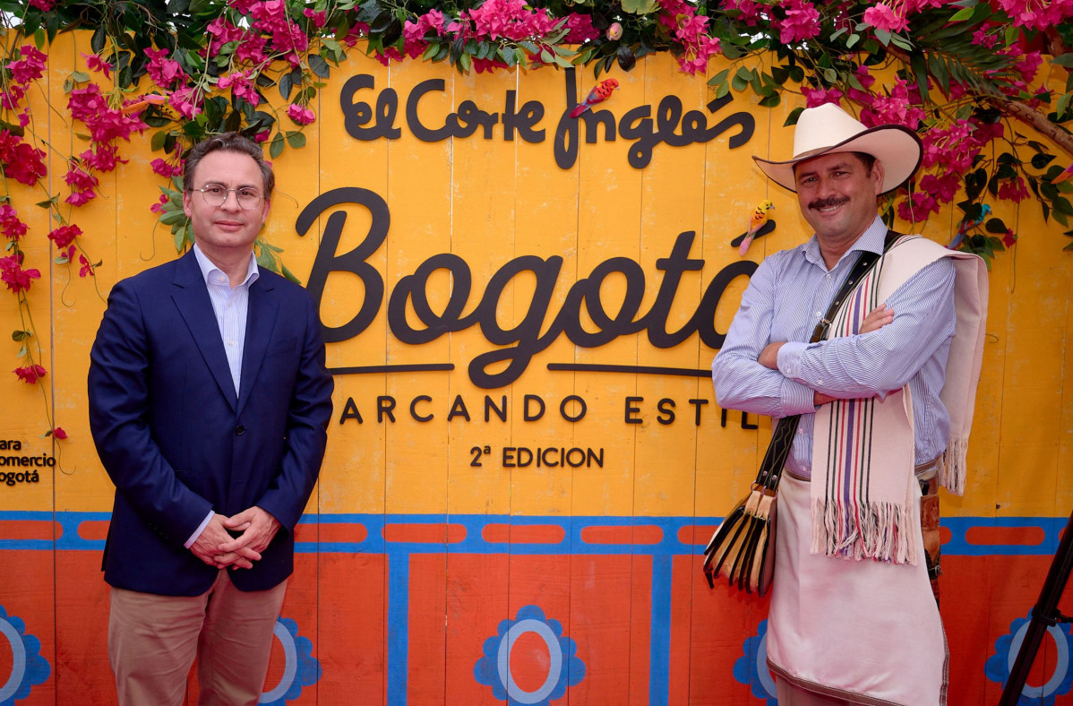 Nicolu00e1s Uribe, presidente da Cu00e1mara de Comercio de Bogotu00e1, (esquerda) con Juan Valdez