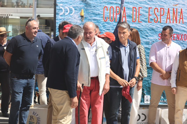 O Rey Juan Carlos fala co alcalde de Sansenxo, Telmo Martín, á súa chegada ao Náutico, ao 20 de maio de 2022, en Sansenxo (España).